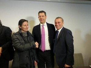 foto presidente e assessore co prima sottoscrittrice contratto 28 02 14