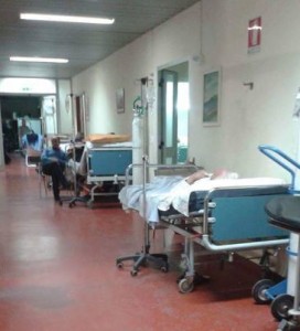 Ospedale corridoio lettiga