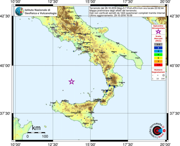 Mappa del risentimento sismico in scala MCS (Mercalli-Cancani-Sieberg) che mostra la distribuzione degli effetti del terremoto sul territorio come ricostruito dai questionari on line. La mappa contiene una legenda (sulla destra). Con la stella in colore viola viene indicato l’epicentro del terremoto, i cerchi colorati si riferiscono alle intensità associate a ogni comune. Nella didascalia in alto sono indicate le caratteristiche del terremoto: data, magnitudo (ML) profondità (Prof) e ora locale. Viene inoltre indicato il numero dei questionari elaborati per ottenere la mappa stessa