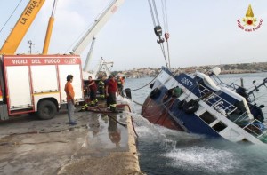 Vigili del Fuoco recuperano peschereccio affondato a Lampedusa