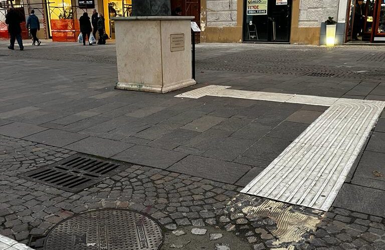 Per le strade del comune brianzolo spuntano mollette, ma non servono per  attaccare i panni