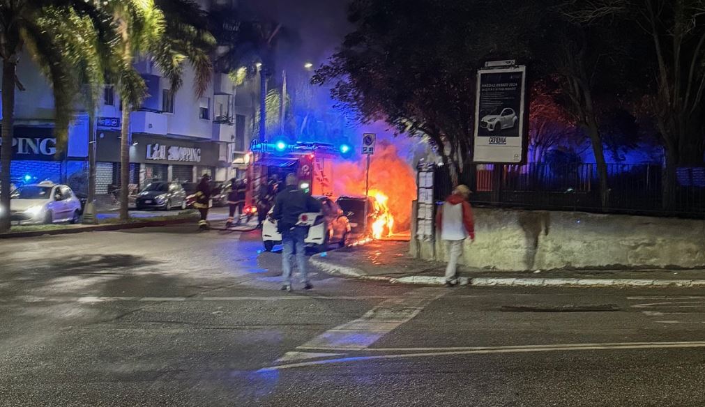 Reggio Calabria Auto In Fiamme Al Viale Aldo Moro Ilmetropolitano It