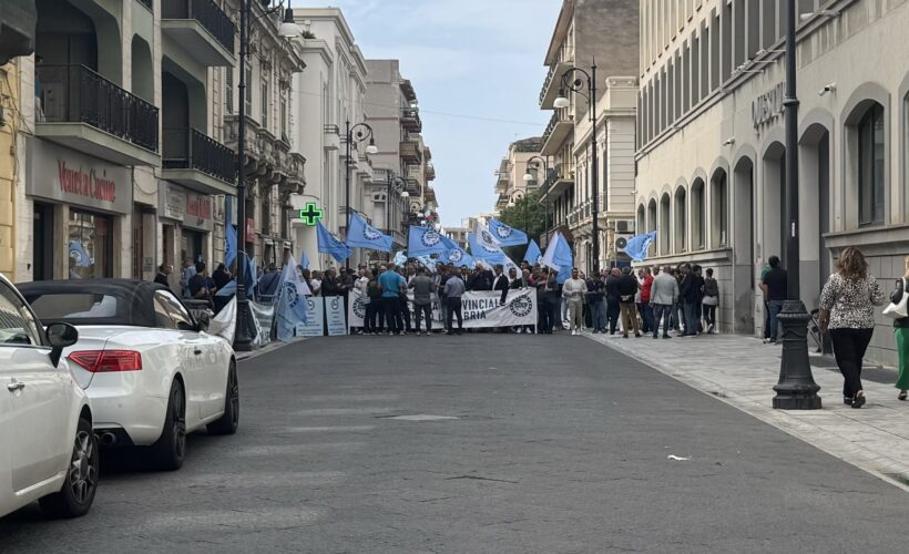 manifestazione sindacato di Polizia davanti alla Questura di RC