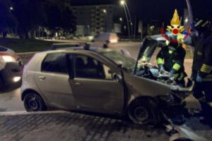 incidente Ascoli auto contro un muro di un sottopasso