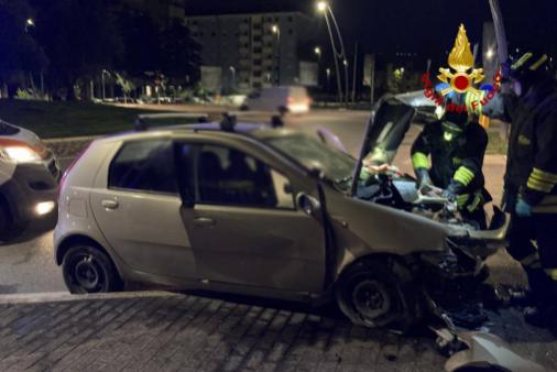 incidente Ascoli auto contro un muro di un sottopasso